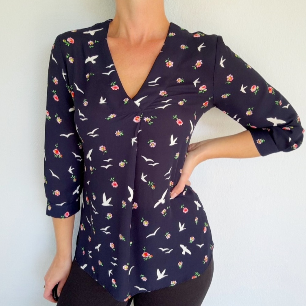 Lex & Madison navy blue floral bird print v-neck blouse size small
